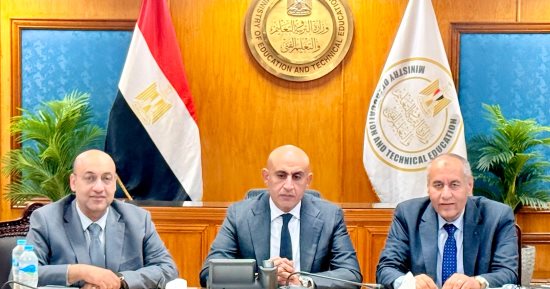 وزير التعليم يوجه بتنظيم توزيع كتيبات المفاهيم للثانوية 