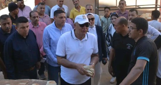 محافظ الوادى الجديد يتفقد عددا من مخابز الخارجة فى جولة مفاجئة