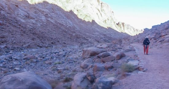 محافظ جنوب سيناء يصدق على فتح وديان كاترين للسياحة بعد أكثر من 10 سنوات توقف