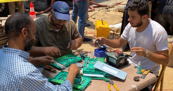 مهندسو الاتصالات يسطرون ملحمة بطولية على أرصفة سنترال رمسيس.. فيديو