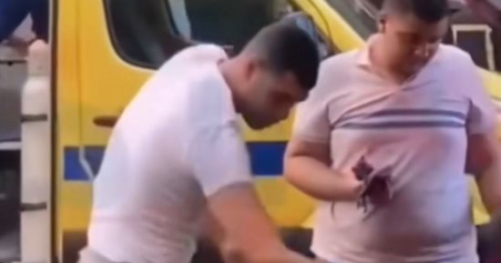 فى قلب النار.. حكايات بطولة من حريق سنترال رمسيس.. ضابط فى إجازته يتصدر المشهد.. أسرع لمكان الحريق واستبدل ملابسه المدنية وانضم لكتيبة العمل.. والمصريون يتوحدون خلف رجال الإطفاء.. صور