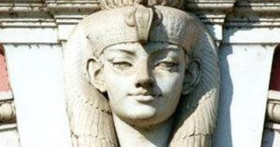 مقتنيات المتحف المصرى.. رأس المعبودة إيزيس