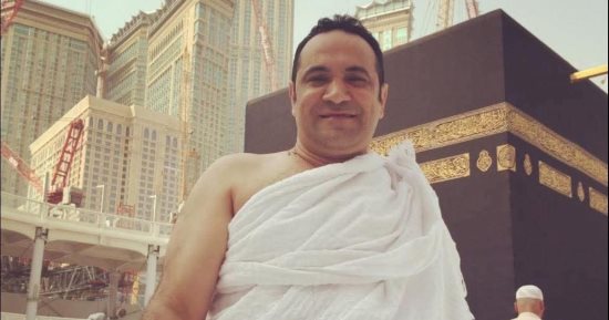 جمهور المطرب محمد عواد يتداولون صورة نادرة له فى الحرم ويطالبون بالدعاء له