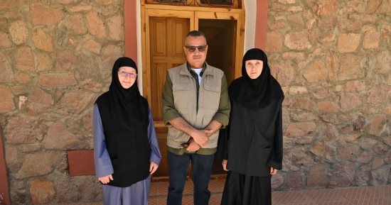 محافظ جنوب سيناء يزور دير السبع بنات بوادى فيران.. صور