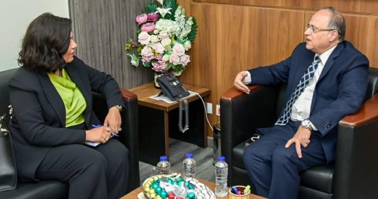 رئيس هيئة الدواء المصرية يلتقى سفيرة مصر بزيمبابوى لبحث التعاون