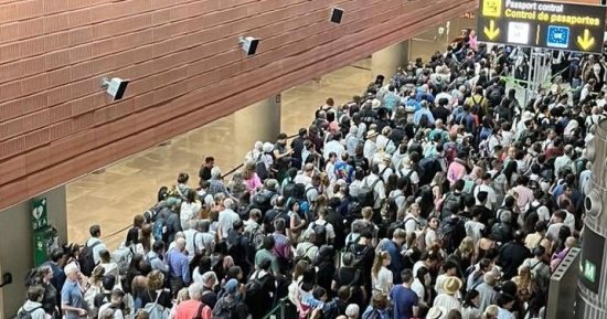 فوضى جوية غير مسبوقة تجتاح أوروبا.. ثلوج وعطل تقنى يشل عدد من الدول الأوروبية.. فرنسا تلغى 15% من الرحلات.. 8 ساعات إغلاق فى اليونان.. وآلاف المسافرين عالقون.. وخسائر القارة العجوز تتجاوز الـ25 مليار يورو
