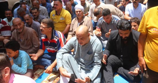 والد إمام عاشور يؤدى صلاة الغائب على شاب غرق منذ 18 يوما برأس البر
