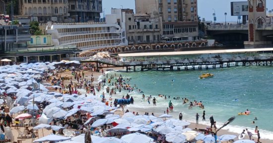 إقبال كبير لرحلات اليوم الواحد من كافة المحافظات على شواطئ الإسكندرية.. فيديو