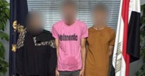 حبس عاطلين وسيدة 4 أيام بتهمة سرقة شخص بالإكراه فى القاهرة الجديدة
