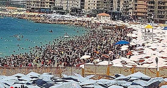 الجمعة الأولى بعد الامتحانات.. شواطئ الإسكندرية ترفع شعار كامل العدد