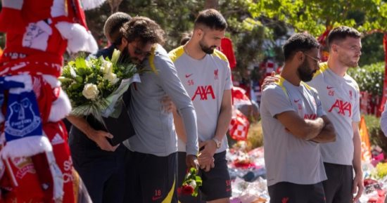 محمد صلاح ولاعبو ليفربول ينعون جوتا فى النصب التذكارى.. صور