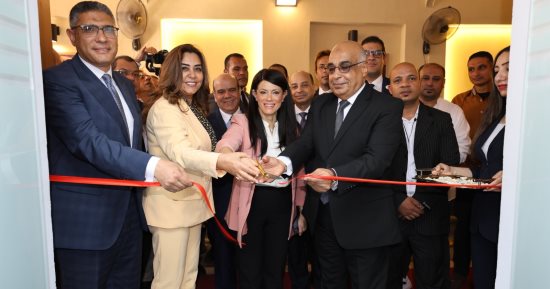 وزراء التخطيط والتنمية المحلية والعدل يفتتحون مكتب توثيق محكمة جنوب الجيزة