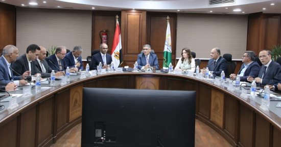 محافظ الجيزة يبحث مع نائب وزير الإسكان الموقف التنفيذى لمشروعات مياه الشرب