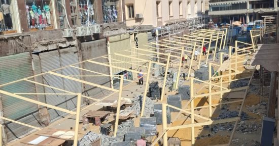 بدء إنشاء باكيات الباعة الجائلين بشوارع العتبة.. صور