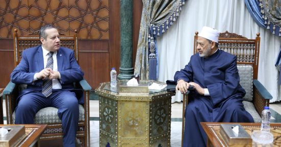 شيخ الأزهر يدعو لدراسة ظاهرة تباهى الأسر بإجادة أبنائها للغات الأجنبية