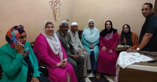 وكيل "تضامن سوهاج" يزور رائدة ريفية بعد تعرضها لهجوم كلب ضال خلال عملها