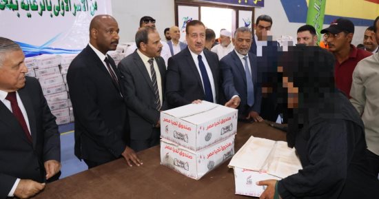 محافظ المنوفية يسلم مساعدات عينية ولحوما لـ 2000 أسرة من الأولى بالرعاية