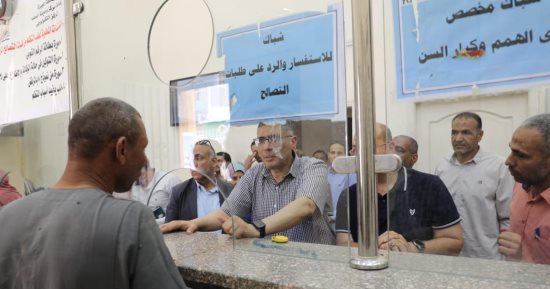 محافظ الجيزة يستمع لشكاوى أهالى الصف من شباك المركز التكنولوجى