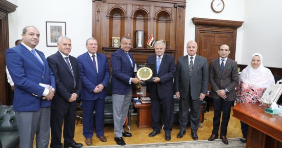 محافظ جنوب سيناء يزور الشركة القابضة لمياه الشرب والصرف الصحى