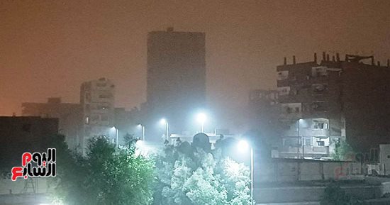 عاصفة ترابية تضرب أسوان فجرًا.. والأرصاد تحذر من أمطار رعدية (صور)