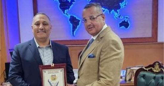 محافظ جنوب سيناء يبحث سبل تعظيم الاستفادة من أراض المحافظة