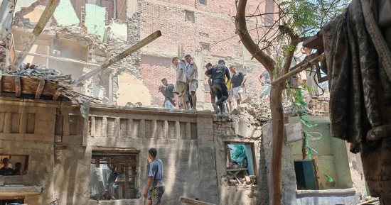 استخراج جثة من أسفل ركام عقار شبرا المنهار