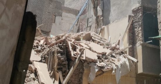 البحث عن مفقودين أسفل عقار شبرا المنهار.. صور