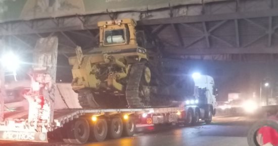 سقوط جزئى لكوبرى مشاة بطوخ بعد اصطدام سيارة نقل به على الطريق الزراعى.. صور