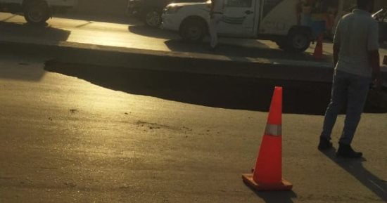 الدفع بفرق الطوارئ ومعدات لإصلاح هبوط أرضى بمحور الأوتوستراد