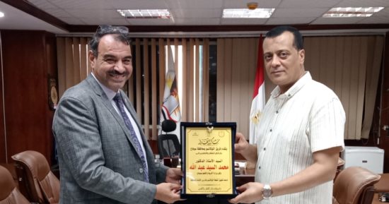 وكيل تعليم سوهاج يكرم مديرى المدارس المستهدفة من تطبيق منظومة "التوكاتسو"