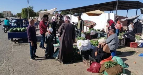 رئاسة مركز الخارجة: تنفيذ حملة مكبرة لإزالة إشغالات الطريق فى سوق المروة