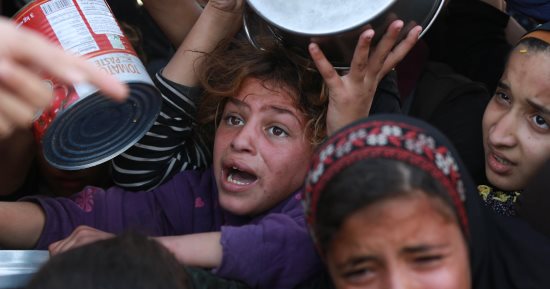 عمال الإغاثة فى مواجهة المجاعة بغزة.. اتحاد جمعيات الهلال الأحمر يحذر من انتشار سوء التغذية بين العاملين الإنسانيين.. ويؤكد: يعطون ما يحصلون عليه من غذاء لإنقاذ الأطفال.. والأمم المتحدة تحذر من تفاقم الأوضاع