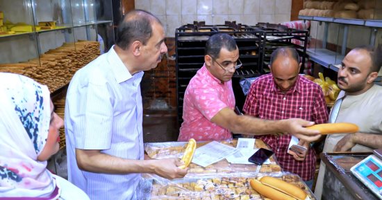 محافظ سوهاج يوجّه بإغلاق محال مخالفة ورفع الإشغالات والقمامة بحى شرق وأخميم