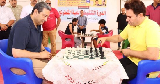 محافظ دمياط يلعب المباراة الافتتاحية لبطولة الشباب والرياضة للشطرنج