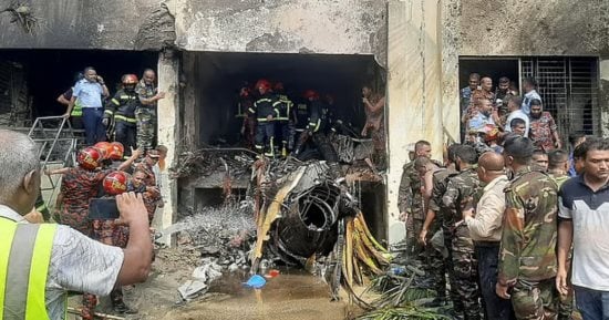 119 شخصا ضحايا سقوط طائرة على حرم مدرسة وكلية فى بنجلاديش.. صور
