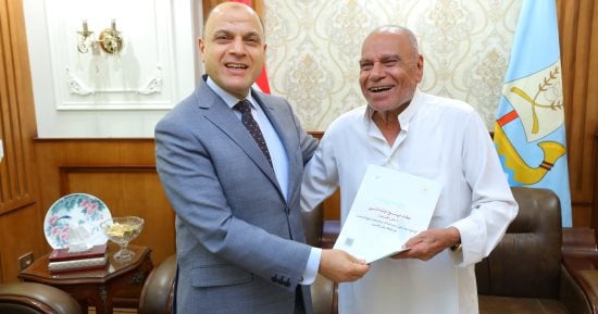 محافظ كفر الشيخ يُسلّم 10 عقود تقنين أراضي أملاك دولة للمستفيدين