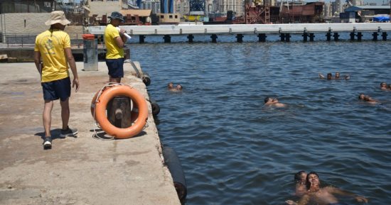 صيف بأمان مع رفع كفاءة منظومة الإنقاذ على شواطئ الإسكندرية.. "السياحة والمصايف": انتهاء المرحلة الثانية لتدريب المنقذين ودعمهم بالجيت سيكى.. توافر أدوات وحدة الإسعاف بكل شاطئ.. ومنع نزول المصطافين ليلا.. صور