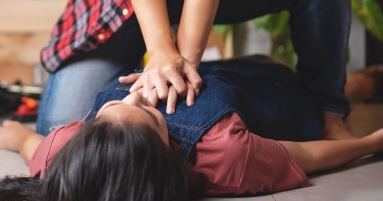 معلّم صينى يجرى إنعاشا قلبيا لامرأة منهكة فى الشارع والسوشيال تتهمه بالتحرش