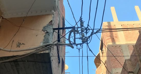 أهالى شارع فى حى الهرم يشكون تدلى الأسلاك الكهربائية: تعرض حياتنا للخطر