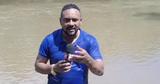 مراسل برازيلى يدعس على جثة طفلة بنهر ميريم أثناء تغطية حادث غرق.. فيديو 