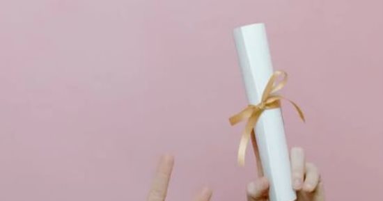 مش عارف تقوله إيه.. اعرف إتيكيت تهنئة زميلك طالب الثانوية العامة