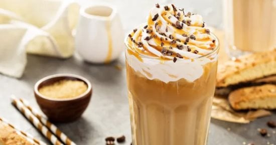 القهوة المثلجة تسبب الجفاف أم ترطب الجسم؟.. خبراء يوضحون شروط تناولها