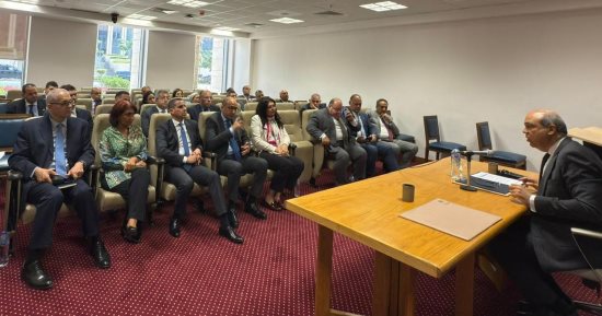 وزير الطيران  يلتقي السفراء الجدد ويستعرض جهود الدولة لتطوير المطارات