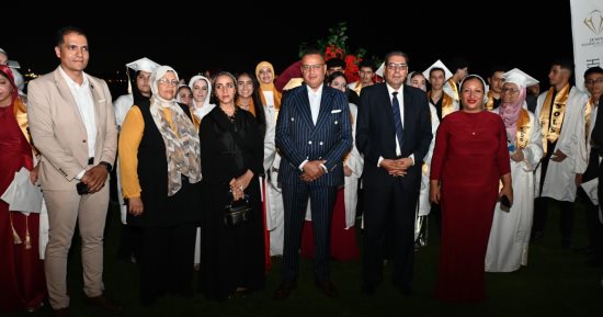 محافظ جنوب سيناء يشهد حفل تخرج طلاب مدرسة شرم الشيخ الرسمية للغات