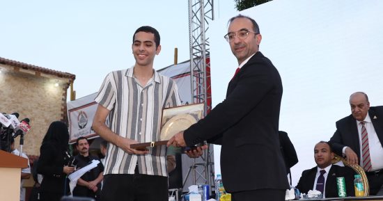 حزب الجبهة الوطنية يكرّم طالب من أوائل الثانوية العامة خلال مؤتمره بالجيزة.. صور