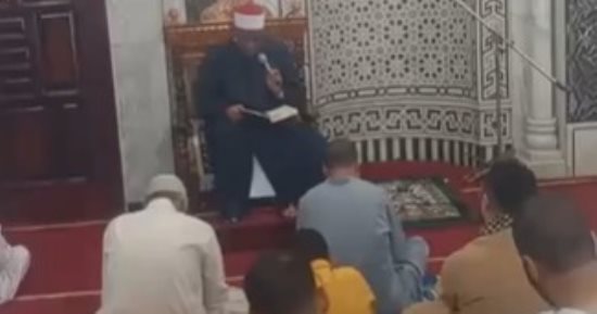 إمام مسجد بكفر الشيخ: الاستخدام العشوائي للسوشيال ميديا يهدد الأسر.. فيديو  