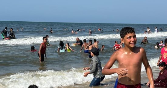 1.5 مليون مواطن يتوافدون على مصيف جمصة بسبب رحلات اليوم الواحد.. فيديو