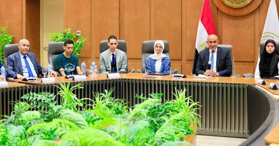 فخر الدولة.. وزير التعليم يكرم أوائل الثانوية العامة ويشيد بتفوقهم