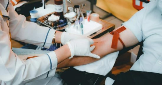 مصاصة دماء.. مدربة تايوانية تُجبر طلابها على التبرع بالدم مئات المرات للتخرج