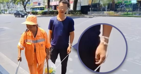 أم صينية تربط ابنها من ذوى الهمم فى يدها أثناء العمل بالشارع